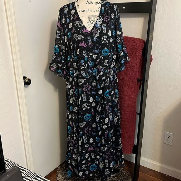 Her Universe Disney Villains V-Neck Skull Hat All Over Print Design Midi Dress - Picture 1 of 14